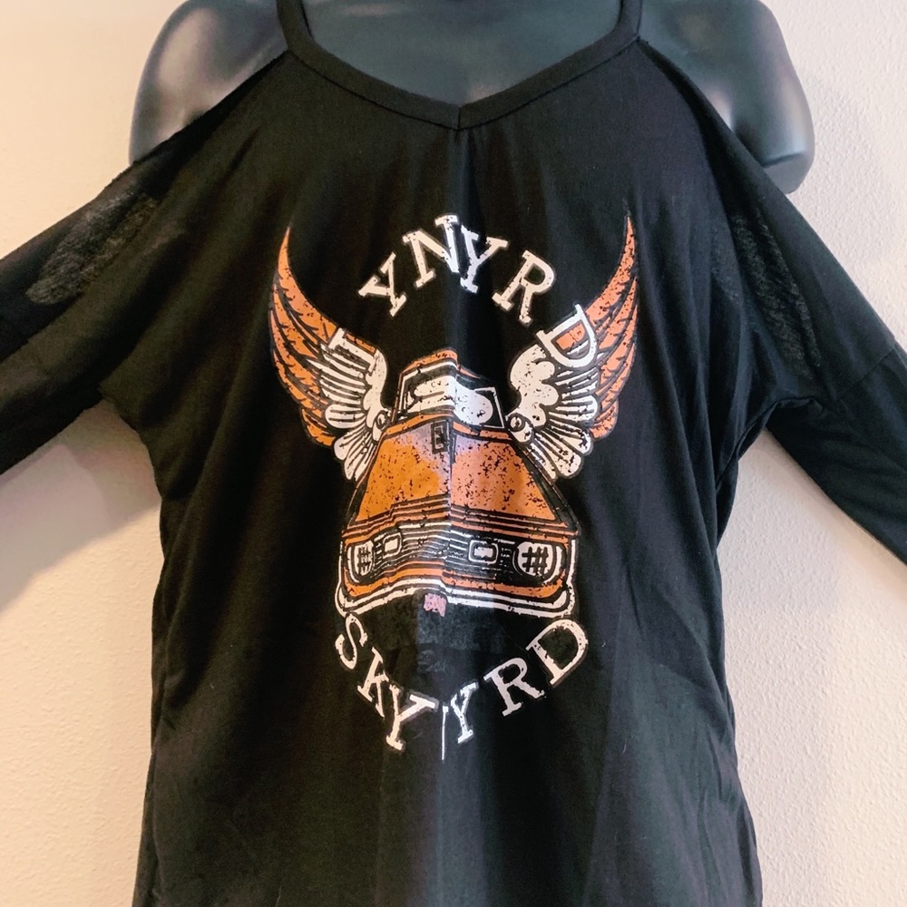 Graphic tee shirt w/ off the shoulder sleeves